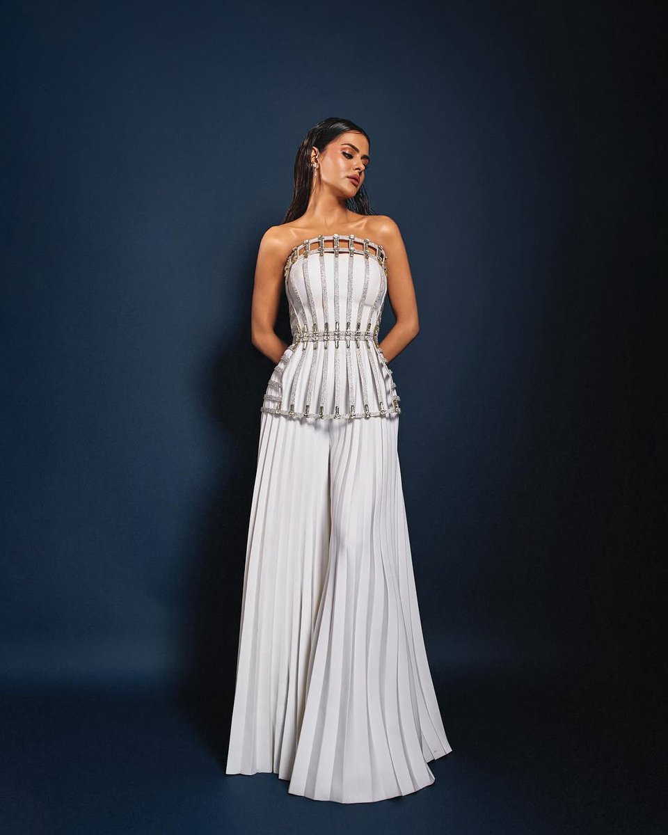 Outfit is outfittinggggggg 🤍
#PriyankaChaharChoudhary