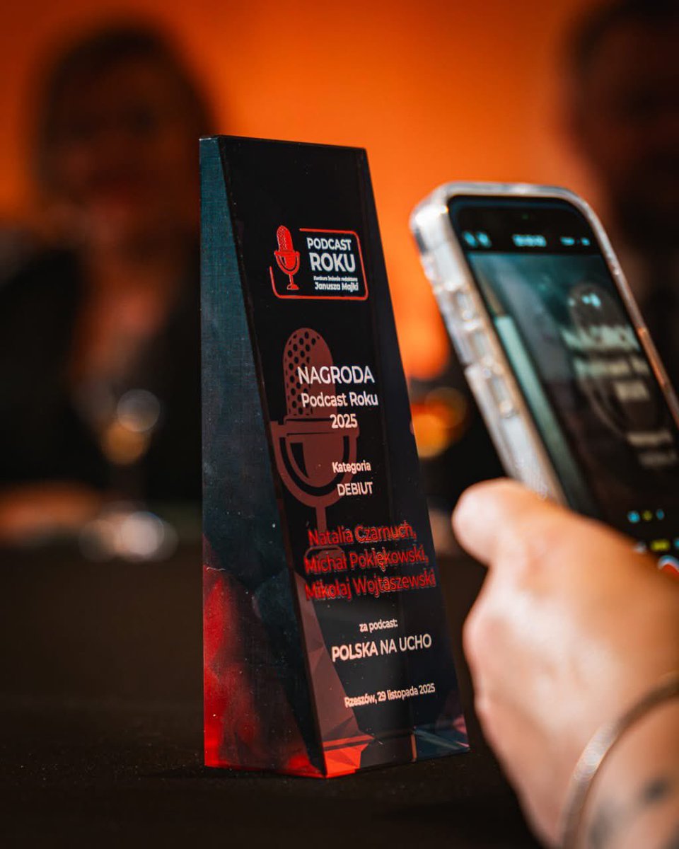 Czas przypomnieć nagrodzonych autorów w tegorocznej edycji Konkursu ☺️
Nagrodę w kategorii Debiut otrzymali...

✨ Natalia Czarnuch, <a href="/Leucodon/">Michał Poklękowski</a> Michał Poklękowski, Mikołaj Wojtaszewski za podcast ,,Polska na ucho'' - ,,Doktórka’’ 

Za przybliżanie niezwykłych historii zwykłych