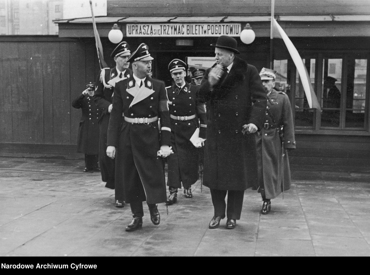 Ambasador Niemiec <a href="/Amb_Berger/">Miguel Berger</a> :
"Polska i Niemcy powinny skoncentrować się na sprawach dotyczących wspólnego bezpieczeństwa i przyszłości, zamiast na reparacjach"
Hahahaha...już jeden Niemiec, zapewniał Polaków o "bezpieczeństwie"...a po 7 miesiącach utopiliście Polskę w Morzu