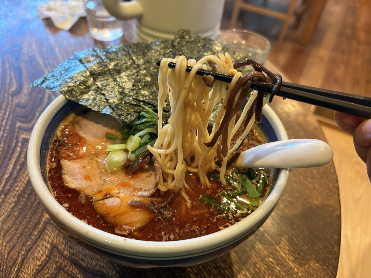inshintei's tweet photo. ども！陰唇亭ビラ子です！
今年一番お気に入りのラーメン屋、一之江 とうかんやさんで辛みそラーメン🍜
甘めのジャリっとした味噌にプリプリ麺、噛むとホロホロ解けるビラ子と同じ刹那に生きるチャーシューがうままま〜
熱々スープに浮いた辛脂も喉凹初心者のビラ子には咽せるほどの刺激で大満足です☺️ https://t.co/AkoCZODqwH
