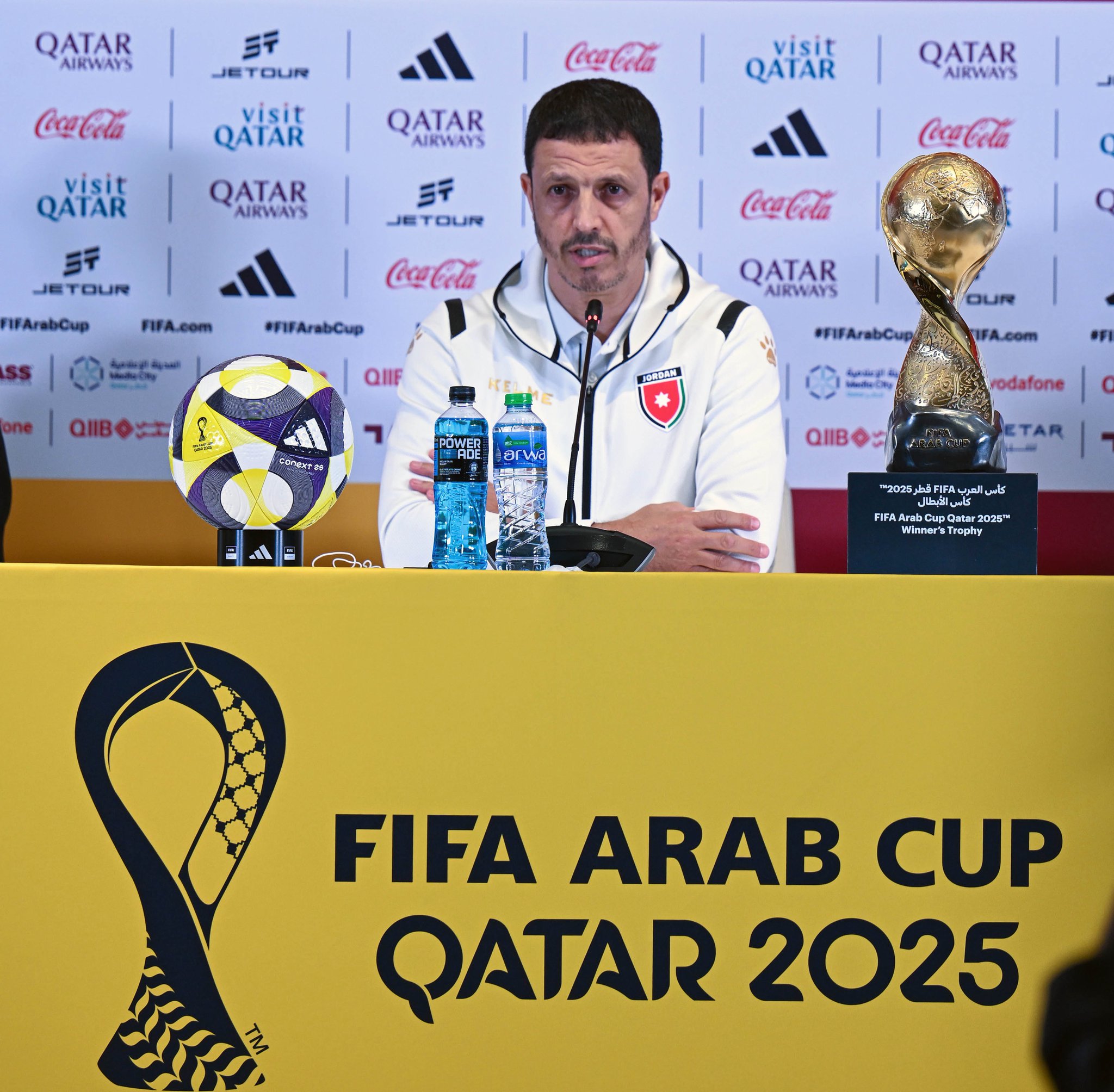 جمال السلامي مدرب منتخب الأردن في المؤتمر الصحافي: - طارق السكتيوي بالنسبة لي شخصيا هو المدرب المرتقب للكرة المغربية، في سنتين حقق المركز الثالث في الأولمبياد ولا يضره تحقيق المركز الثاني في كأس العرب (مازحا). - العمل مع اللاعبين المحليين والآن يعمل مع منتخب تم تجميعه في وقت قصير ووصل به النهائي وهو لديه القدرات ليكون المدرب الرئيسي للمنتخب المغربي دائما نتحدث منذ فترة عن النهائي والآن سنلعب في هذا الدور سويّا، الأهم في النهائي النجاعة والتوفيق في مواجهة المنتخب السعودي استمتعنا بالقوة والصلابة ومنحنا ذلك الفوز ولو انتصر الأردن لا يجب أن تكون جماهير المغرب غاضبة ونحن أكثر حاجة للانتصار. #المغرب_الأردن 