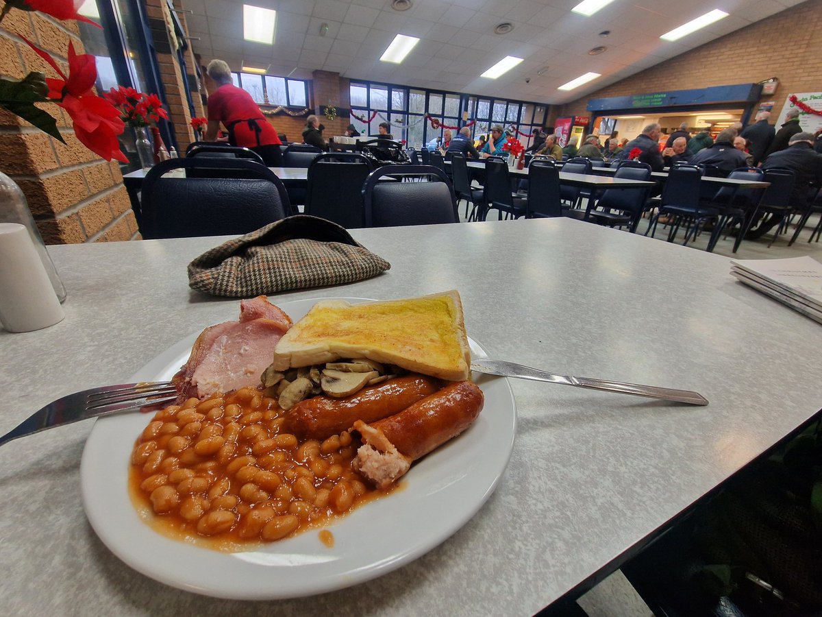 The life of a rural chaplain has it's compensations ... working breakfast in <a href="/NockDeightonAg/">Nock Deighton Agri</a> #Carmarthen mart this morning working through Christmas #SuperShortThought vids with the assistance of fod by #GeginFachYWlad