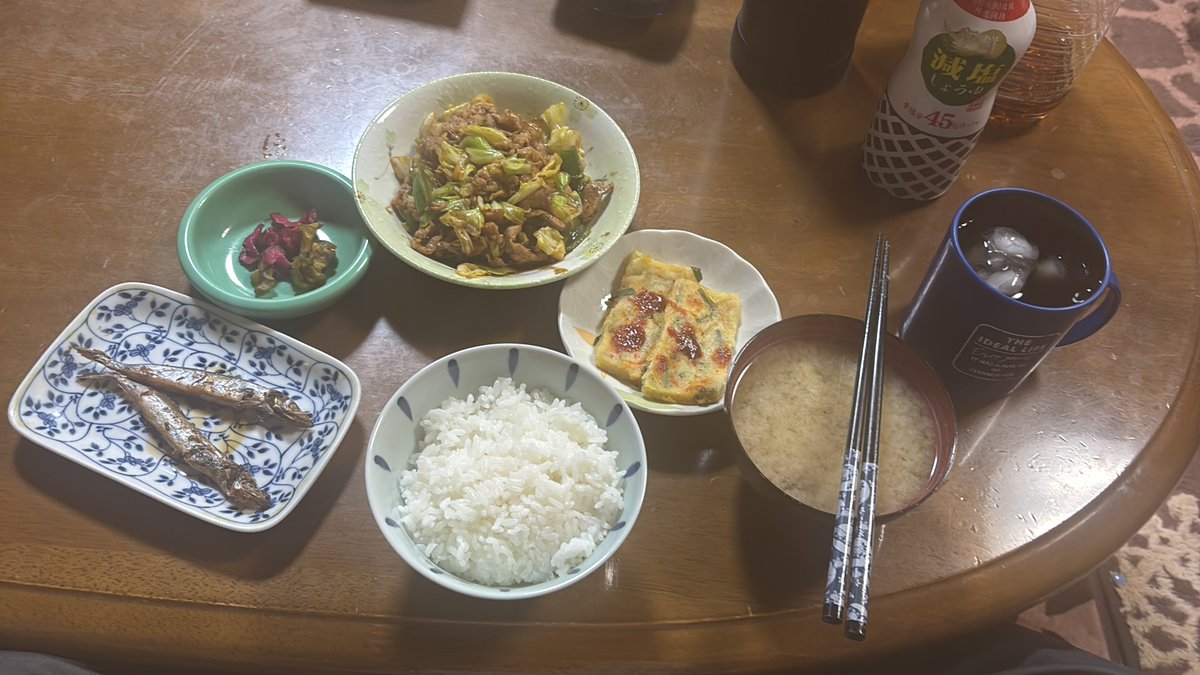 PSO2LOV45's tweet image. 不審者の夕食(´□-□) 回鍋肉と余ったやつを食べてる系不審者
(翻訳 バイトから戻りザマス