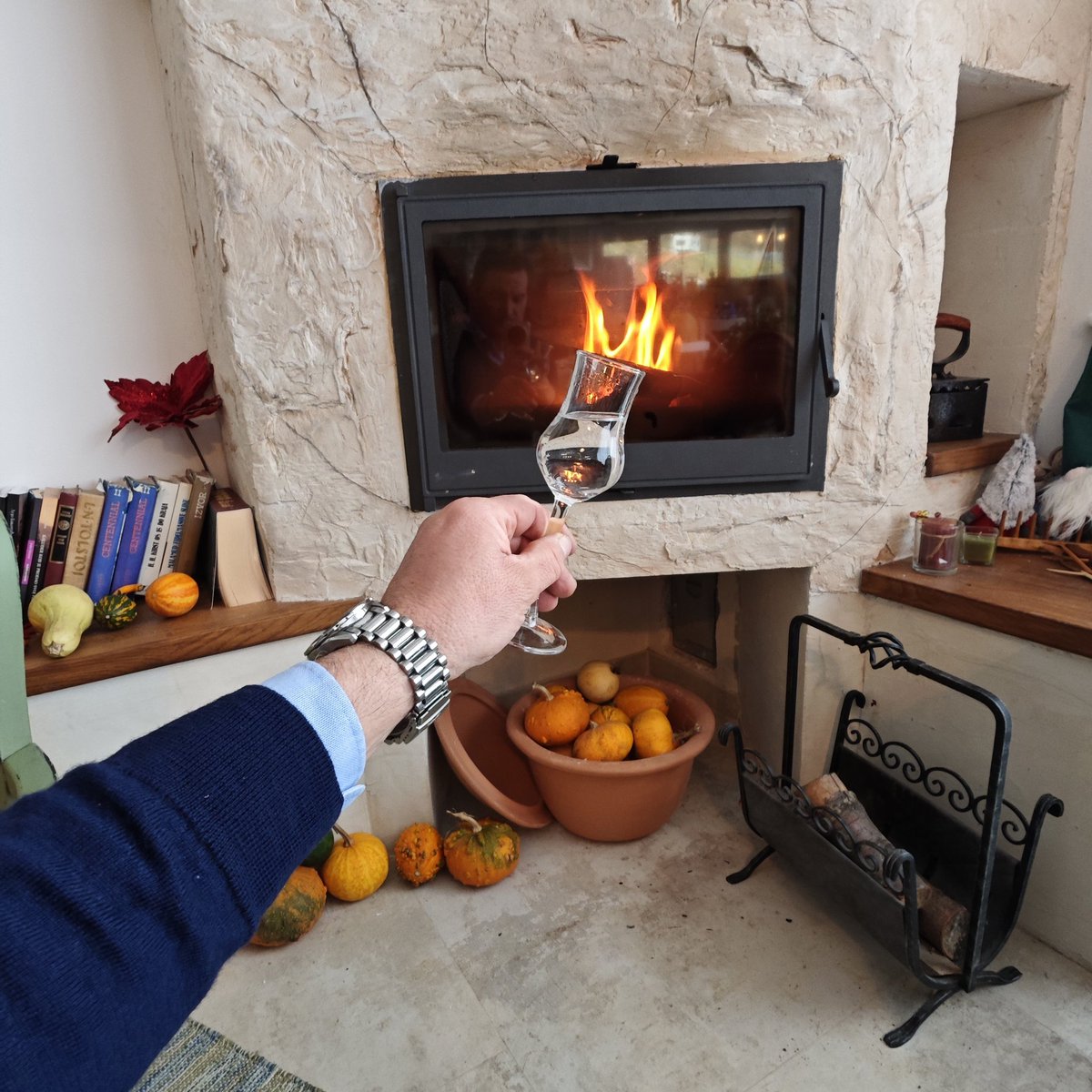 Rakija šljiva ekselencija MAKSIM konačno u bocama.
Nakon 12 godina od sadnje šljivika, ove godine vrhunski prinos u organskom šljiviku #OrganskaBasta #Ilovice Dani i dani kupljenja i branja šljiva, vađenje košpica, nekoliko dana pečenja rakije, dotjerivanje i destilovanje, danas