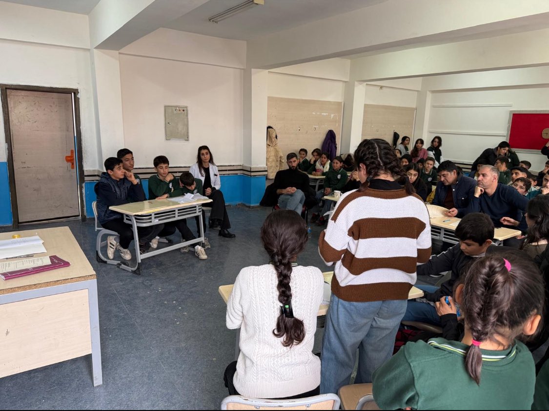 Türkçe’yi daha iyi konuşmak ve kullanmak,bir düşünceyi savunmak,araştırma yapmak,kendini ifade etme becerisini geliştirmek için sınıflar arası münazara etkinliği gerçekleştirdik.