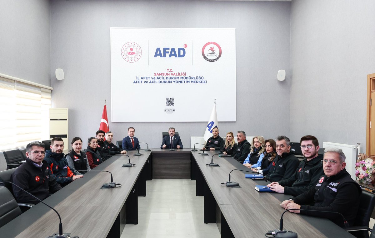 TCSamsunValilik's tweet photo. Afet ve Acil Durum Yönetimi Başkanlığı 16 Yaşında!🇹🇷

📌Valimiz Sayın @orhantavli_, #AFAD Başkanlığımızın 16. kuruluş yıl dönümü münasebetiyle AFAD İl Müdürlüğünü ziyaret ederek, İl Müdürü Ahmet Matur, şube müdürleri ve personel ile bir araya geldi.

📌Afetlere dirençli toplum oluşturma vizyonuyla ülkemizde afet ve acil durumların öncesinde gerekli tedbirlerin alınması, bu durumlar yaşandığında etkin müdahale edilebilmesi ve sonrasında iyileştirme çalışmalarının yapılması amacıyla kurulan AFAD'ın 16. kuruluş yıl dönümünü tebrik ediyor; afet ve acil durumlarda aziz milletimizin umudu olan, ülkemizdeki fedakar çalışmalarının yanı sıra dünyanın birçok noktasına da yardıma koşan, arama-kurtarma çalışmalarına katılarak insani yardım faaliyetleri gerçekleştiren AFAD mensuplarımıza ve AFAD Gönüllülerimize teşekkür ediyoruz.

📱AFAD Acil Mobil Uygulaması; afet ve acil durumlarda, her an elinizin altında…

✅ Tek Tuşla Acil Çağrı
✅ En Yakın Toplanma Alanı
✅ Afet Eğitim Videoları

AFAD Acil; tek tuş, hayata dokunuş!

Uygulamayı AppStore ve GooglePlay’den indirerek, tüm bu özelliklere ulaşabilirsiniz.⬇️

📲 Google Play 
https://t.co/b1KsoX4KPI

📲 Appstore 
https://t.co/VpGXpxtHRk

@AFADBaskanlik
@AFAD_Samsun