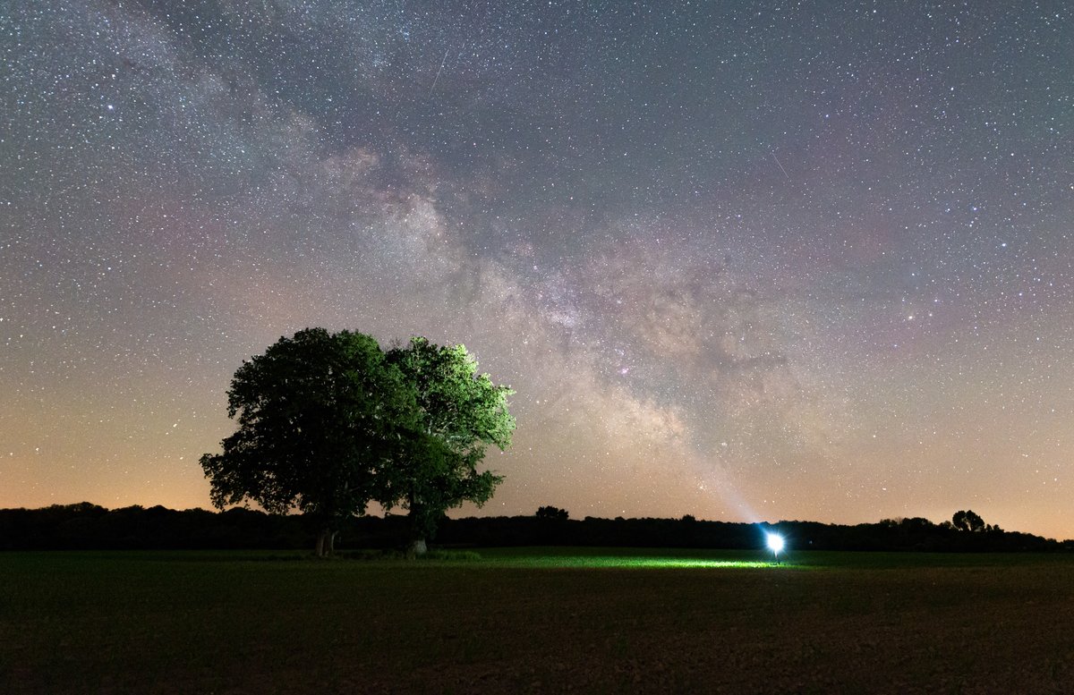 La Voie Lactée, un arbre et une silhouette au milieu d'un paysage nocturne : cette composition est assez simple tout en restituant facilement l'ambiance de ce moment, c'est ça que je trouve sympa ! 😀

🚩Sorigny (37)

#photo #france #voie #lactee #galaxie #nuit #paysage #nocturne