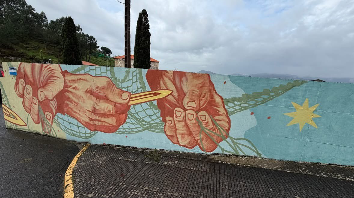 Porto do Son xa loce o seu mural participativo da #culturamariñeira Está localizado á entrada da vila, ocupando unha superficie lineal de máis de 20 metros.
Está dedicado ás redeiras, con unha chiscada as sardiñas pescadas polos barcos do cerco da localidades.