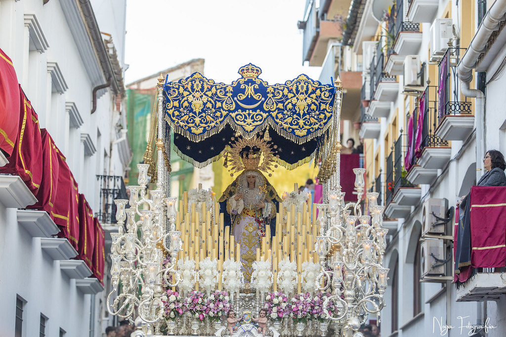 “Primorosa bondad,
Rayo de Luz,
Serena paz,
Gozosa salud.

Divina maestra,
Reina de la Villa,
Mi vida eres tú”

D. Tomás García Merino
Pregón 1992

Hoy es miércoles de Desamparados

#CofradíasVM #CofradíasMLG