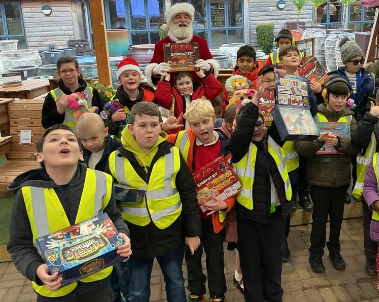 TheBuddingFD's tweet image. We arranged two @TatesGCs #santa #grotto visits for 30 children from @WoodlandsMeed Special School #burgesshill on the 11th and 15th December. Their teacher said: "We had a really lovely time and the children were so grateful for their presents!" 🎅 
#charity #sussex #hassocks
