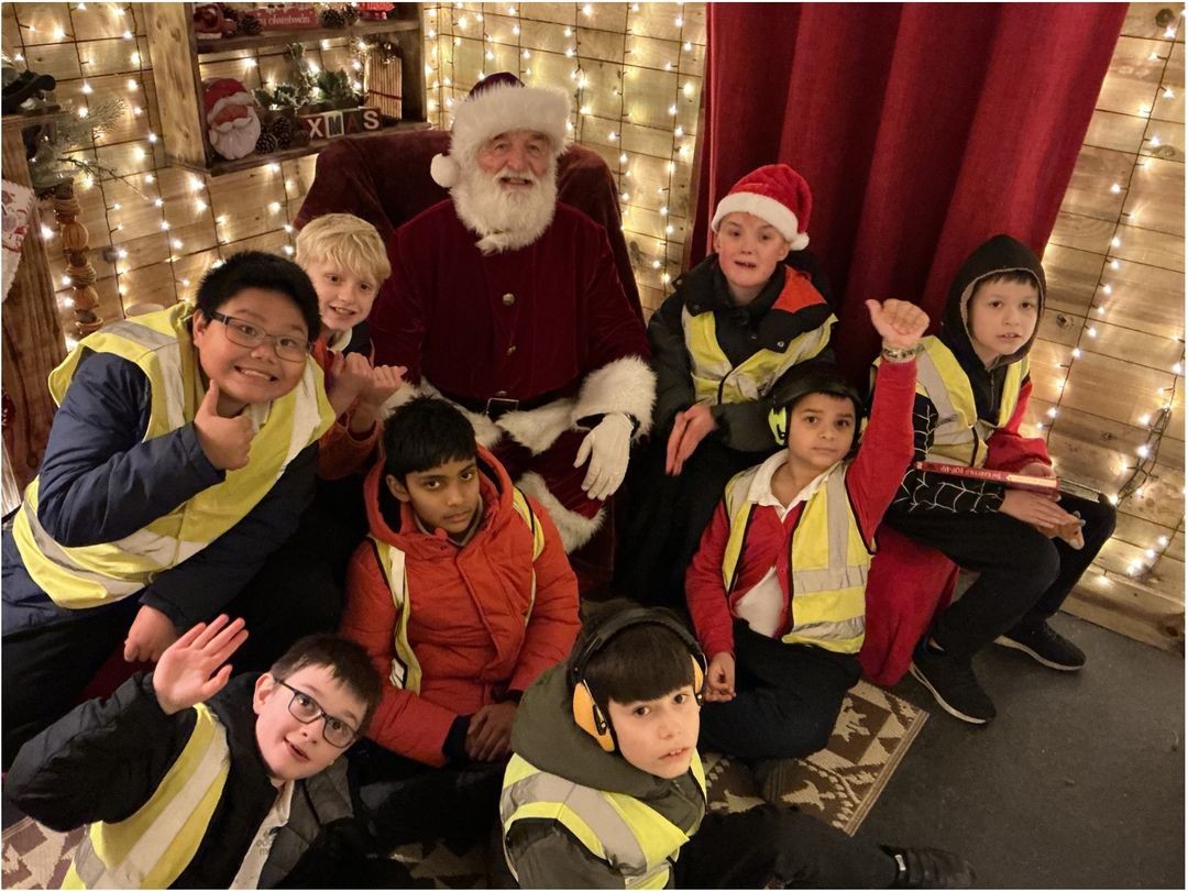 TheBuddingFD's tweet image. We arranged two @TatesGCs #santa #grotto visits for 30 children from @WoodlandsMeed Special School #burgesshill on the 11th and 15th December. Their teacher said: "We had a really lovely time and the children were so grateful for their presents!" 🎅 
#charity #sussex #hassocks