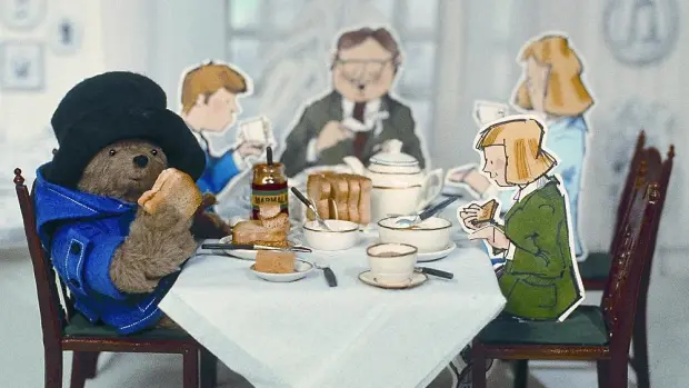 Michael Bond: “Ivor's idea was to combine a three-dimensional puppet Paddington with two-dimensional cardboard backgrounds and supporting cast, with Paddington the one colourful character set against muted backgrounds, rather like an early Peter Brook stage set. 1/2