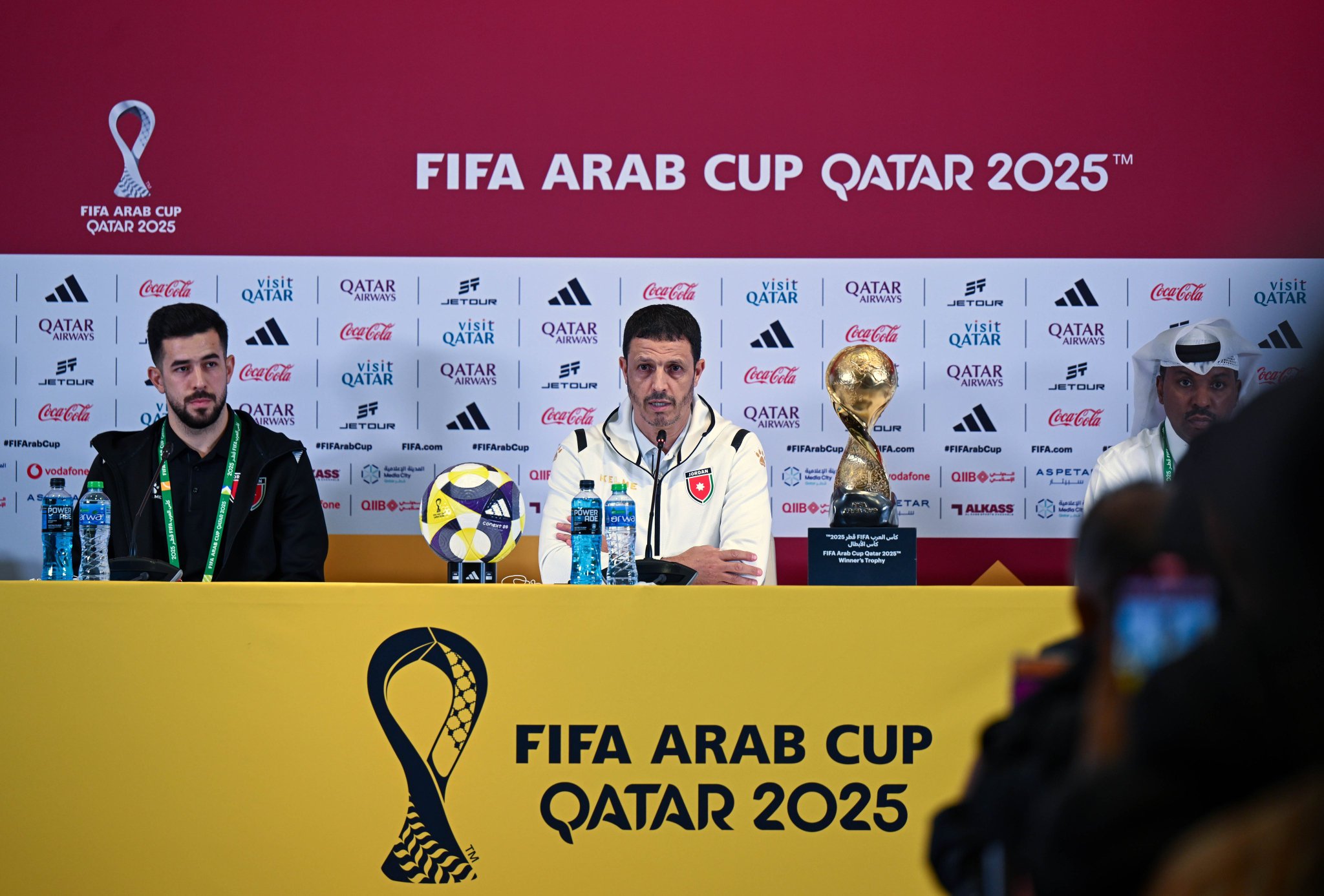 حصول حارس المرمى يزيد أبو ليلى على جائزة رجل المباراة لمرتين ماذا يعني ذلك ؟. | جمال السلامي مدرب منتخب الأردن في المؤتمر الصحافي: - في المنافسات العالمية دور الحارس مهم وهو ما يصنع الفارق، وعندما نمتلك حارس مميز مثل يزيد يعطي ثقة وأمان للمدرب واللاعبين والمدافعين تحديدا وسيواجه غدا مهاجمين مميزين ولو حصل مرة أخرى على جائزة رجل المباراة يعطينا ثقة لنكون الأبطال. #المغرب_الأردن 