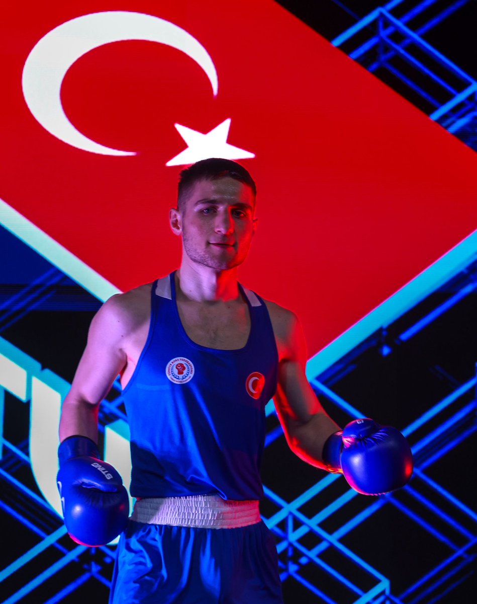 Bir antrenör için en büyük gurur;
bayrağına saygılı, vatanına bağlı sporcu yetiştirmektir 🇹🇷
#Boks #Antrenör #Vatan#Türkiye