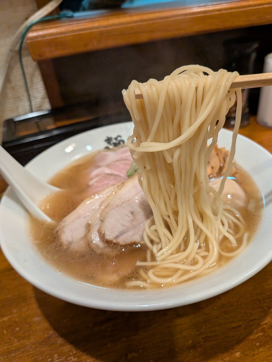 太白区郡山　＃麺匠一丞
鰆油の塩らーめん(大盛)チャーシューTP
夜営業の一丞さん💨
雨☔で冷えた身体に鰆のスープが染み渡るぅ〜✨✨
やっぱ美味いっすね👏👏
味変無しで堪能っす👍
チャーシューも⭕️
いつもありがとうございます🙇
ごっそれいでした🙏