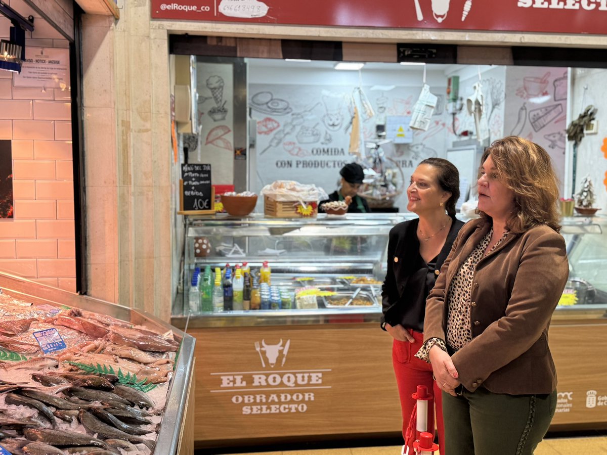 🏪🎅🏻 Como cada año, nos acercamos a los mercados municipales para felicitar la Navidad y desearles un próspero 2026.

👉🏻 Les animo a apoyar el comercio local y a comprar productos de nuestra tierra.