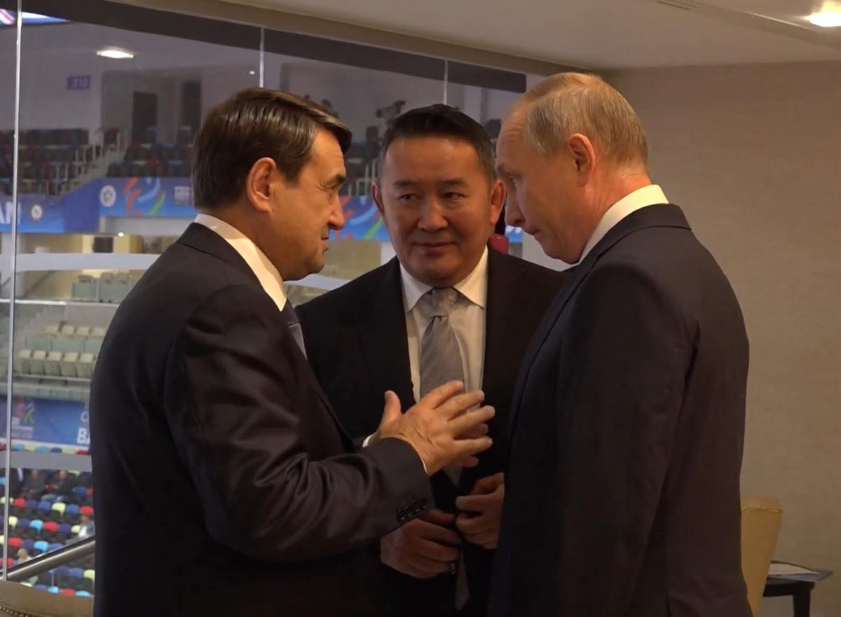 Mongolkhuu_MX's tweet image. С.Баярцогт: Шүүх хурал болохын өглөө Баттулга өрөөндөө дуудаад надад хамтарч ажиллах санал тавьсан. Гэхдээ нэг нөхцөлтэй. Тэр үедээ хэлсэн, би чамд хоёр дахь удаагаа санал тавьж байна гээд. Би саналыг нь хүлээж аваагүй, маргааш нь шүүх надад 10 жилийн ял өгсөн. Надад хоёр сонголт