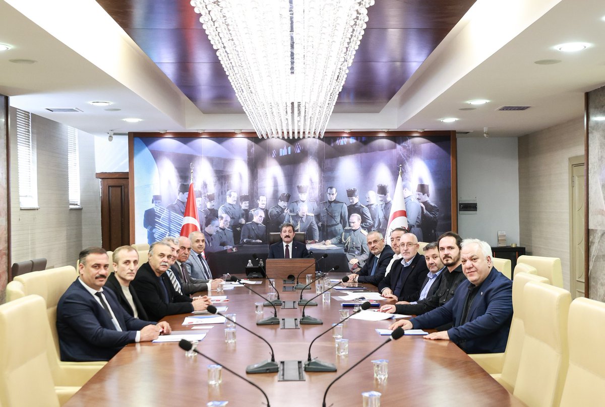 TCSamsunValilik's tweet photo. #Bafra Sera OSB🏭

📌 Bafra #SeraOSB Müteşebbis Heyeti Toplantısı ve Yönetim Kurulu Toplantısı, Valimiz Sayın @orhantavli_'nın başkanlığında gerçekleştirildi.

📌Toplantıda👇

✅4 yıllık görev süresi dolan müteşebbis heyet için katılımcı kurumlar tarafından bildirilen yeni üyeler tanıtıldı.

✅️Yönetim Kurulu, Denetim Kurulu ve OSBÜK delegeleri belirlendi.

✅️Tarıma Dayalı İstihdama Yönelik Mesleki ve Teknik Eğitim İş Birliği Protokolü kapsamındaki çalışmalar görüşüldü.

 ✅️OSB yürütülen çalışmaların son durumuyla ilgili genel bilgilendirme yapıldı.

✅️OSB’nin 2026 bütçesi onaylandı.

✅️Arsa tahsis başvuruları, parsel birleştirme başvuruları ve tapu talepleri değerlendirildi.