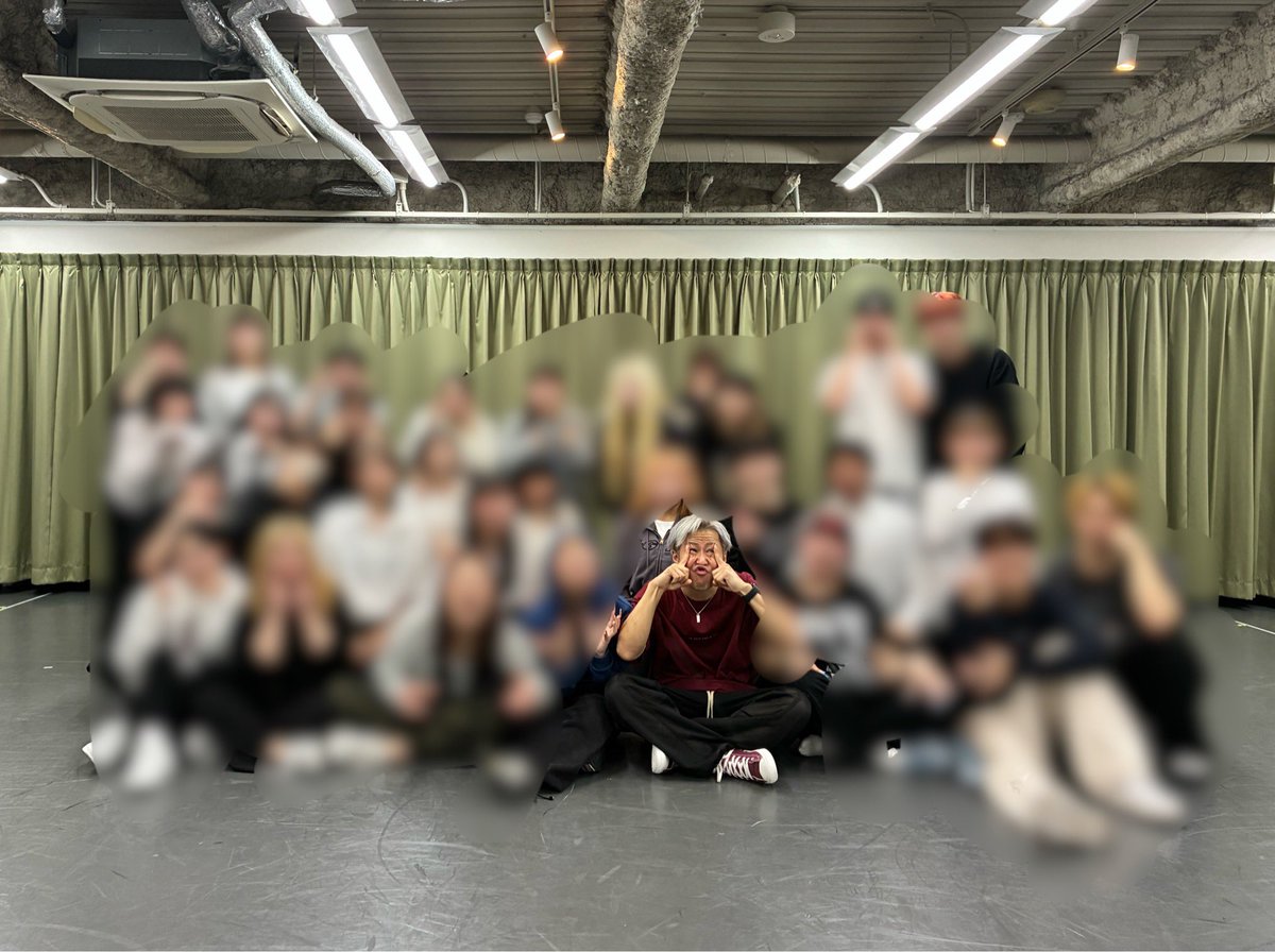 sho_ta1125's tweet image. 今年最後の名古屋の授業。
進路が決まって徐々に抜けていく人が居るので、集合写真撮った。
1枚変顔しよってやったんだけど、みんな変顔ヘタすぎー。普通に可愛いじゃん。俺だけ頑張ってる。笑

はずかしー

#NSM