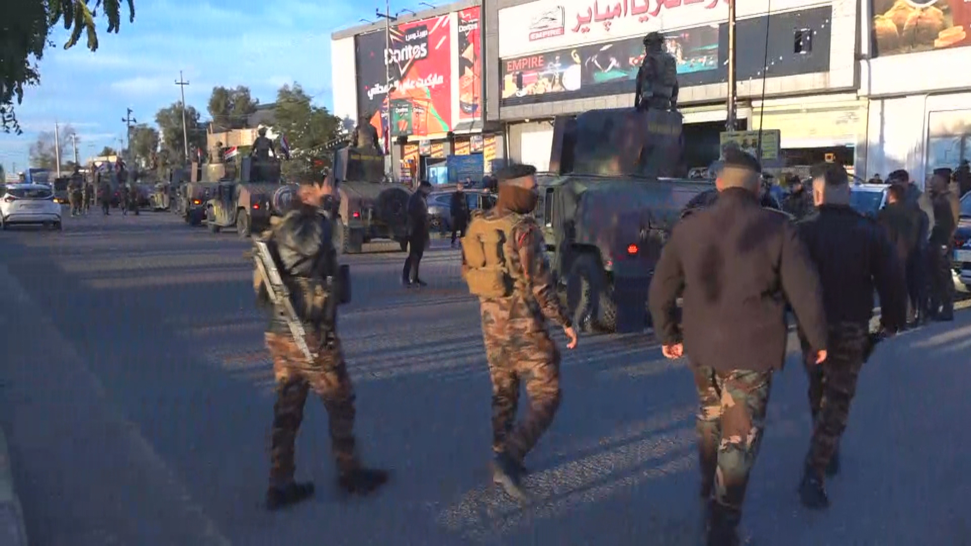 انتشار أمني حول تمثال البيشمركة في مدخل مدينة كركوك، لمنع شبان كورد من إعادة علم كوردستان إلى يده 