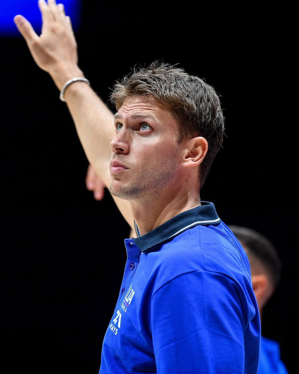 parallelecinico's tweet image. Qualcuno potrebbe non conoscerlo, ma questa notte, quando i New York Knicks hanno vinto la NBA Cup, sul parquet c'era anche lui.
Si chiama Riccardo Fois, ha 38 anni, è di Olbia, ed è una delle menti più brillanti del nostro basket.
A 25 anni era già assistente-allenatore in un…