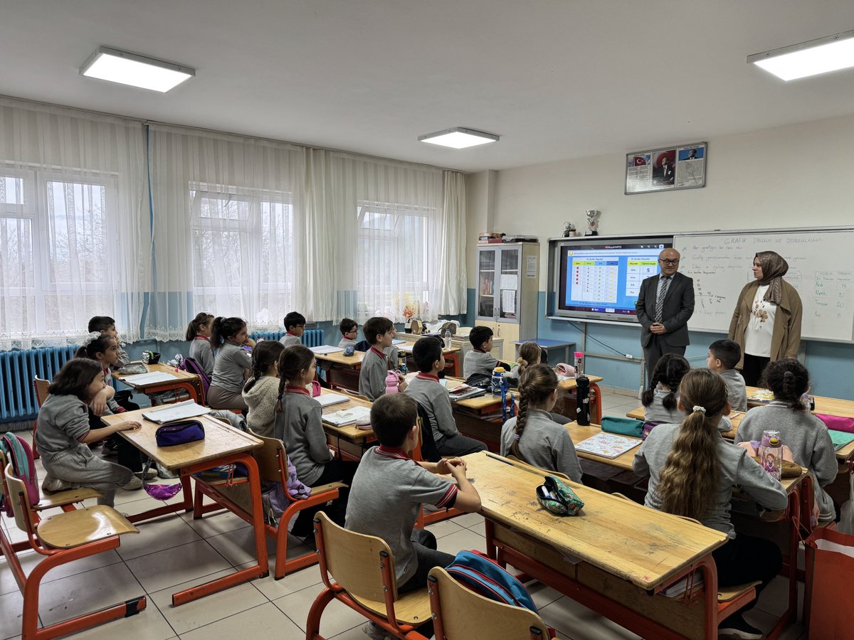 İlçe Millî Eğitim Müdürümüz Sayın Sebahattin KAYA, Şehit İbrahim Yiğit İlkokulunu ziyaret etti.
Ziyaret kapsamında sınıfları dolaşarak öğrencilerle sohbet eden Müdürümüz, öğretmenler odasında öğretmenlerimizle bir araya gelerek eğitim-öğretim faaliyetlerine ilişkin istişarelerde