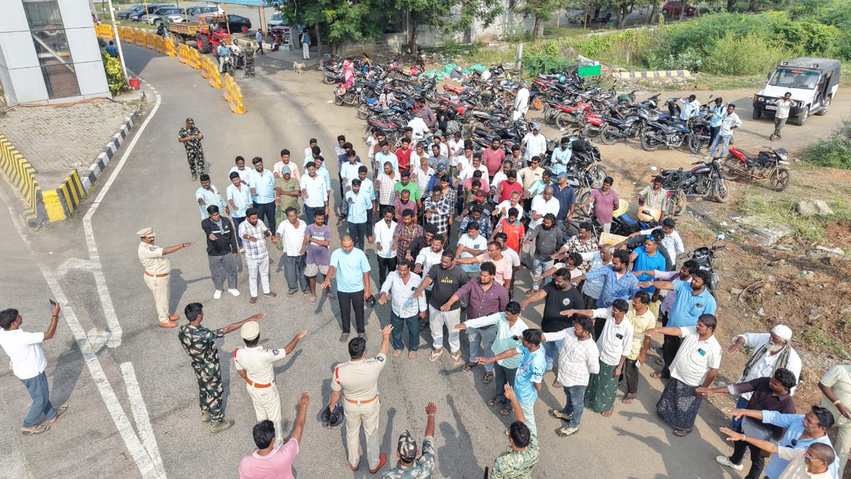 prakasam_police's tweet image. హెల్మెట్ ధరించండి, ప్రాణాలను రక్షించండి,ప్రకాశం జిల్లా పోలీసులు టంగుటూరు టోల్ ప్లాజా వద్ద హెల్మెట్ లేకుండా వెళ్లే వారితో అవగాహన &amp;amp; ప్రతిజ్ఞ కార్యక్రమం నిర్వహించారు. రోడ్డు భద్రత మీ బాధ్యత

#PrakasamDistrictPolice #HelmetAwareness #RoadSafetyFirst #WearHelmetSaveLife #TrafficRules