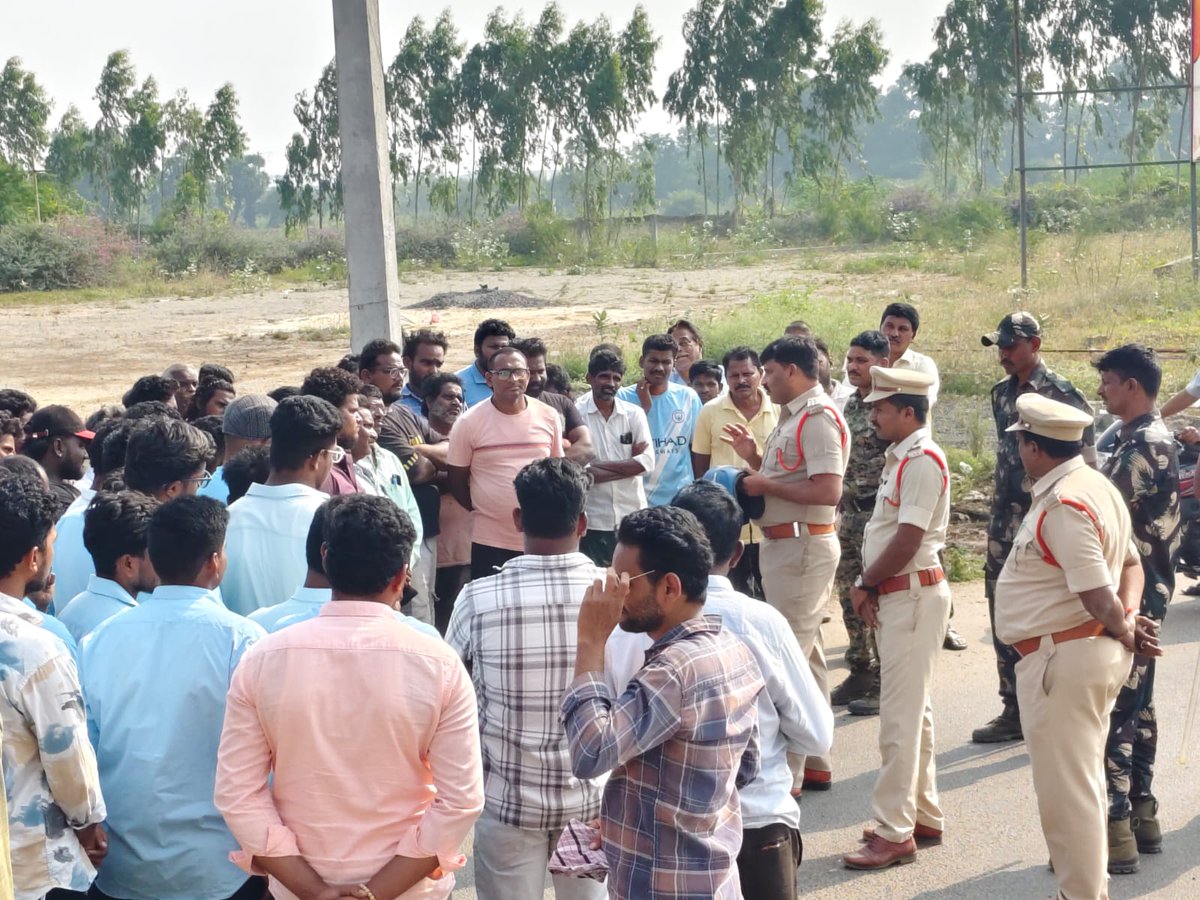 prakasam_police's tweet image. హెల్మెట్ ధరించండి, ప్రాణాలను రక్షించండి,ప్రకాశం జిల్లా పోలీసులు టంగుటూరు టోల్ ప్లాజా వద్ద హెల్మెట్ లేకుండా వెళ్లే వారితో అవగాహన &amp;amp; ప్రతిజ్ఞ కార్యక్రమం నిర్వహించారు. రోడ్డు భద్రత మీ బాధ్యత

#PrakasamDistrictPolice #HelmetAwareness #RoadSafetyFirst #WearHelmetSaveLife #TrafficRules