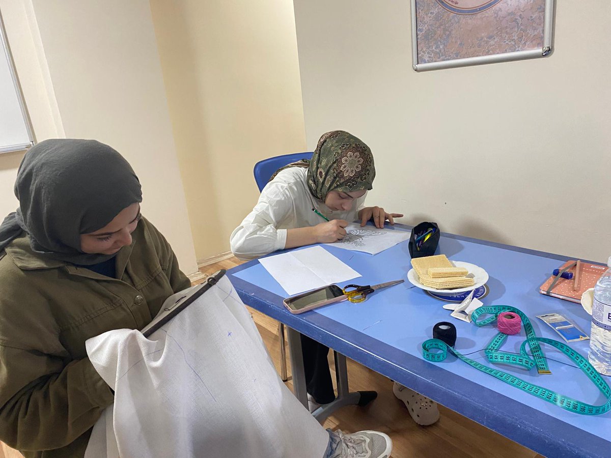 KonyaKYGM's tweet photo. 📍 Beyhekim Yurdu

​El emeğinin zarafetle buluştuğu nakış kursumuzda, eğitmenimizin maharetli ellerinden çıkan teknikler öğrencilerimize titizlikle aktarılıyor.🧵 
Geleneksel sanatlarımızı yaşatarak keyifli vakit geçiriyoruz. ✨
​@OA_BAK @gencliksporbak @GSB_KYGM https://t.co/HeNklODctm