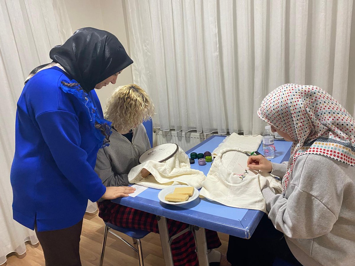 KonyaKYGM's tweet photo. 📍 Beyhekim Yurdu

​El emeğinin zarafetle buluştuğu nakış kursumuzda, eğitmenimizin maharetli ellerinden çıkan teknikler öğrencilerimize titizlikle aktarılıyor.🧵 
Geleneksel sanatlarımızı yaşatarak keyifli vakit geçiriyoruz. ✨
​@OA_BAK @gencliksporbak @GSB_KYGM https://t.co/HeNklODctm