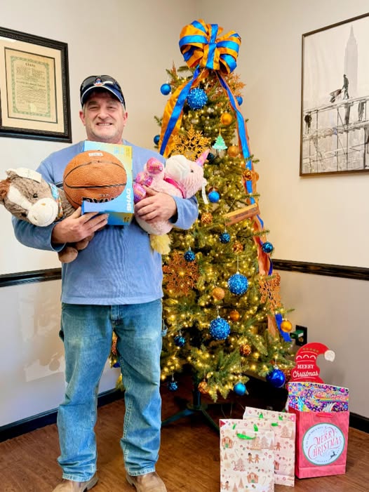 All across North America, Laborers are stepping up and giving back this holiday season.
 
If you want to be involved, contact your #LIUNA Local or join #LaborersRising →  laborersrising.org/join-laborers-…

#FeelThePower #LIUNCares #SeasonOfGiving