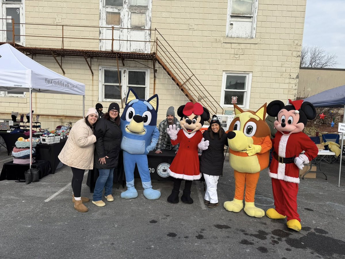 ColonialIU20's tweet photo. When the weather is cold, our students bring the warmth ☕❄️ Thank you to Cafe 71 for representing CIU 20 with outstanding service at Christmas in Nazareth! https://t.co/HfJizNOhzZ