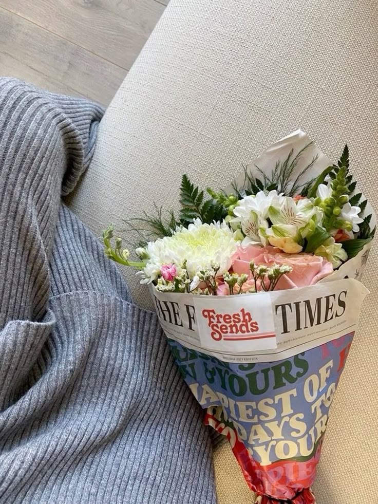 on this lovely afternoon, i wandered to the park and played there with a light, cheerful heart, then stopped by a flower shop on the way home because the blooms were simply too beautiful to pass by right then. 💐