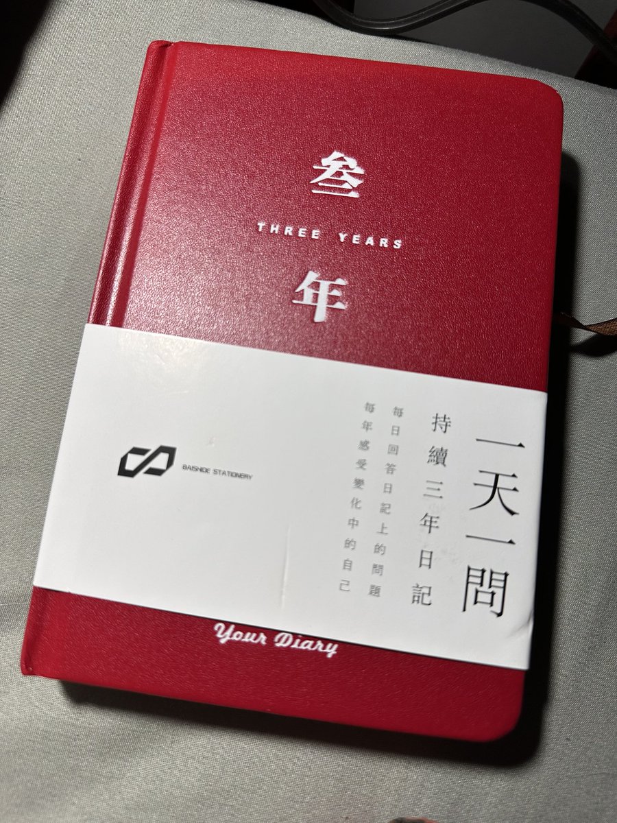 BoMidnightBaker's tweet image. เห็นจากทวีตนี้ เลยสั่งแบบ 3 ปีมาลองดู เพิ่งได้วันนี้ มันดีมากกก ชอบเลย 

เริ่มวันไหนก็ได้ ใน 1 หน้าจะมี 3 ช่อง ให้เขียนของแต่ละปี อย่างวันนี้เริ่มล่ะ 17 ธันวาคม 2025 

ช่องต่อมาก็ของปีต่อๆไป ถ้าทำจนครบจะเห็นความเปลี่ยนในแต่ละปี 

แต่ละหน้ามีข้อความช่วยเป็นคำถามว่าจะคิดอะไร…