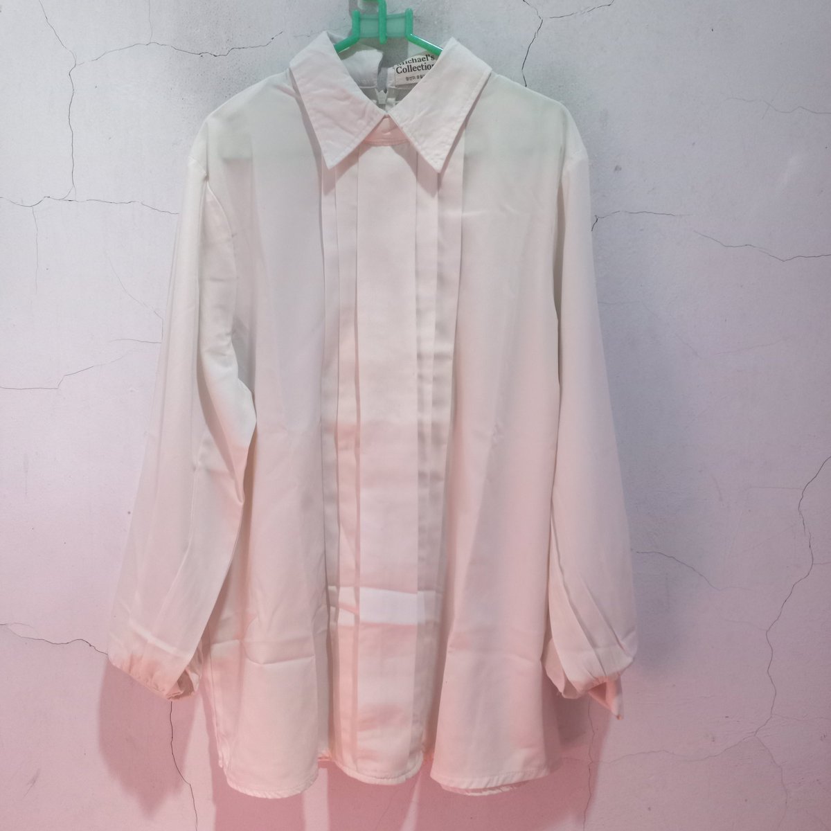 itzyayaw's tweet photo. WTS WANT TO SELL
Kemeja putih 40k
Vest 70k 
Sweater garis 45k
Sweater beige 45k https://t.co/FTWAXcNjrh