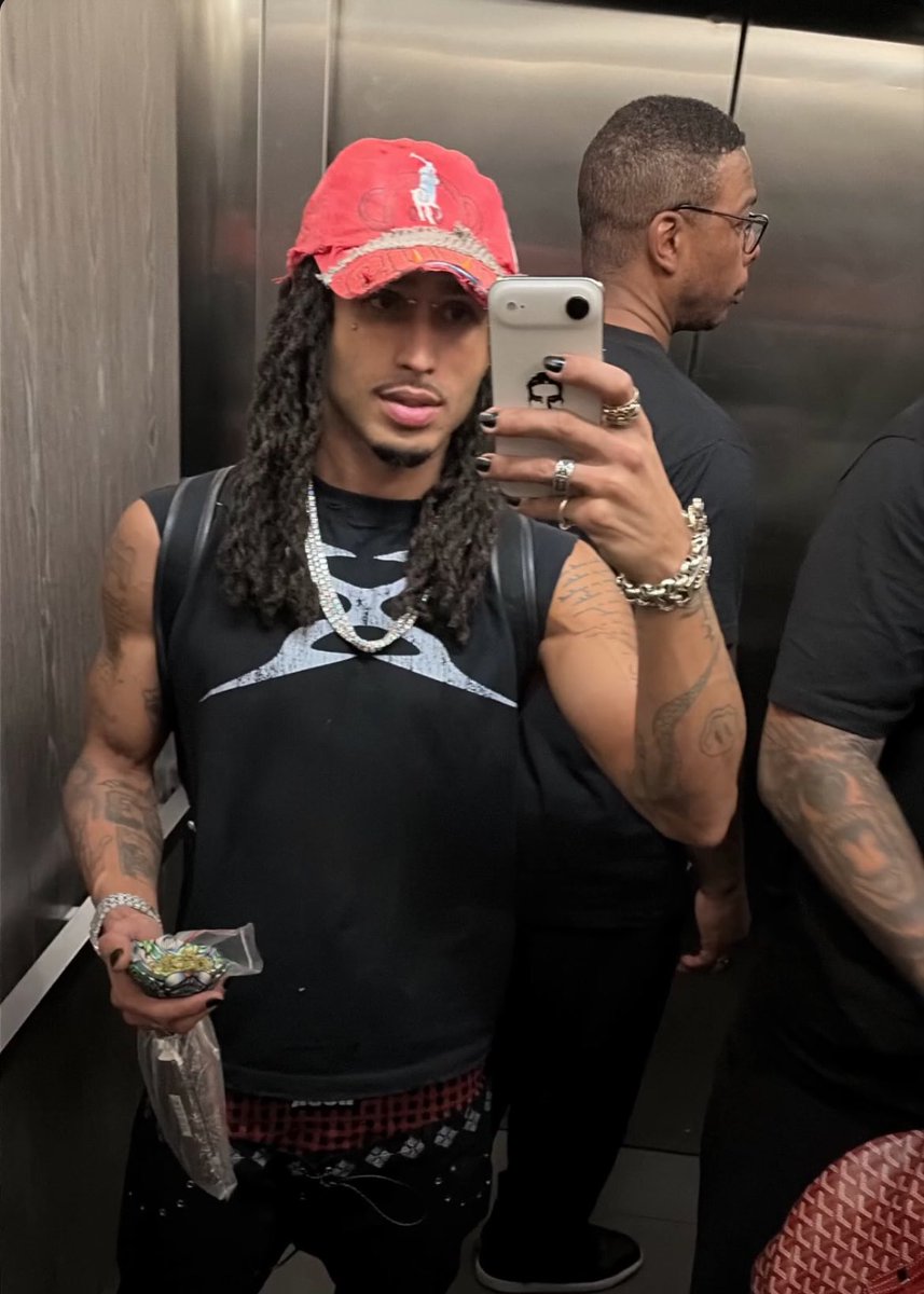 Versos | 30PRAUM tweet media