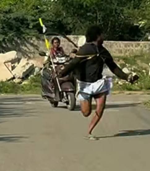 honey__bee006's tweet image. எ'மனிடம் மோது!
வுமனிடம் மோதாதே! 

Link in cmnt 

#fun #funnyreels #funnyvideos #funny