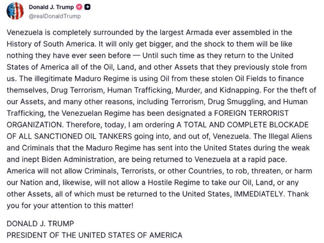 pburelli's tweet photo. ACLARATORIA A RAÍZ DE UNA DECLARACIÓN DESDE WASHINGTON 

¿’El petróleo que nos robaron’?

Entre 2006 y 2007, por mandato de Hugo Chávez, los contratos petroleros vigentes con empresas extranjeras fueron forzados a migrar hacia nuevas estructuras que otorgaban a @PDVSA, la empresa estatal, la mayoría accionaria y el control operativo. Este proceso desmontó en la práctica las asociaciones creadas bajo la muy exitosa política de Apertura Petrolera de los años noventa y constituyó, de hecho, una nacionalización generalizada del sector.

La decisión fue torpe, costosa y profundamente dañina tanto para Venezuela como para sus socios internacionales. En varios casos, los nuevos esquemas quedaron tan mal diseñados que PDVSA terminó subcontratándose a sí misma. Muchas empresas optaron por salir del país y otras activaron los mecanismos de resolución de controversias expresamente previstos en sus contratos. Los tribunales internacionales de arbitraje fallaron en contra de Venezuela y otorgaron indemnizaciones multimillonarias que el régimen de Caracas se ha negado en su mayoría a honrar, deteriorando aún más su credibilidad como contraparte.

Dicho esto, el petróleo venezolano es de Venezuela, o más precisamente, del pueblo venezolano. Ningún contrato petrolero transfirió jamás la propiedad de los hidrocarburos en el subsuelo a operadores privados. Las empresas que reciben el derecho a producir lo hacen a cambio del pago de regalías e impuestos correspondientes, en reconocimiento de ese principio. Una vez producido el crudo y cumplidas las obligaciones fiscales, la propiedad del petróleo extraído se rige por lo establecido en el marco contractual.

Desde que Chávez llegó al poder en 1999, el sector petrolero venezolano se ha venido deteriorando de manera sostenida como consecuencia de una gestión desastrosa, corrupción generalizada y su involucramiento profundo en actividades ilegales, incluyendo apoyo logístico al narcotráfico y esquemas de lavado de dinero a gran escala.

Un futuro gobierno democrático en Venezuela trabajará con seriedad para reparar el daño causado a la base de nuestra economía. Daremos la bienvenida a la inversión de empresas extranjeras con la experiencia y la tecnología necesarias para reconstruir el sector petrolero. Esta reconstrucción se hará garantizando que nuestro petróleo vuelva a ser competitivo en el mercado energético global. Es razonable asumir que las empresas mejor capacitadas para acompañar este proceso son, como ha sido históricamente desde el descubrimiento del petróleo en las primeras décadas del siglo XX, aquellas de Estados Unidos y Europa.

Las discusiones sobre el petróleo venezolano deben mantenerse en el terreno de los hechos. El desastre ya es lo suficientemente grande como para seguir alimentándolo con versiones inexactas o relatos simplificados.
