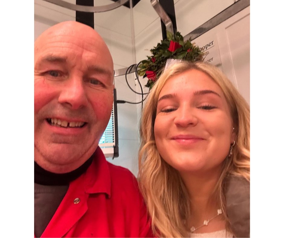 PackingtonFR's tweet image. When you’re making a delivery to GO Coopers Butchers in Belper and bump into Harriet from Prime’s Clarkson’s Farm - we think it definitely made Fran’s day ❤️

Perhaps she’s getting her Christmas cockerel order in! 🎄🐓

#AmazonPrime #ClarksonsFarm #Harriet #Christmas #FamilyFarm