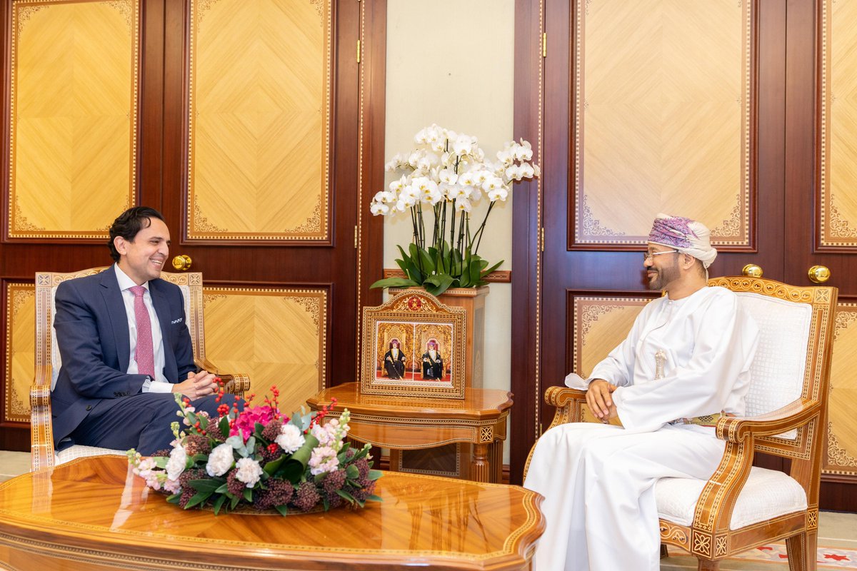 FMofOman's tweet photo. 📸 | تسلم معالي السيد @badralbusaidi وزير الخارجية، صباح اليوم، نسخة من أوراق اعتماد سعادة مجدي رمضان، سفير الجمهورية اللبنانية المعيّن لدى سلطنة عُمان، وذلك بديوان عام وزارة الخارجية.

وقد رحب معالي السيد الوزير بسعادة السفير، متمنياً له التوفيق في أداء مهام عمله وللعلاقات الثنائية بين البلدين المزيد من التقدم والازدهار.

حضر المناسبة سعادة السفير نجيب بن يحيى البلوشي رئيس دائرة المراسم، والسفير الشيخ فيصل بن عمر المرهون رئيس الدائرة العربية، وعدد من المسؤولين.