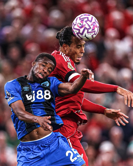 فيرجيل فان دايك هو اللاعب الوحيد الذي أتم أكثر من 100 تشتيت بالرأس في الدوريات الأوروبية الخمسة الكبرى حتى الآن هذا الموسم 