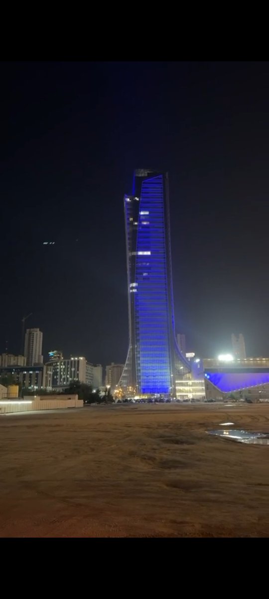 ما ادري لقافة، ماادري جهل، ما ادري استعراض، شخص نشر تسجيل إن فيه شاحنتين تجمع مساعدات لاهل اليمن عند مسجد يم هالبرج. طارت الناس باللي تقدر عليه ومنهم مرة شرت خيام وبطانيات وملابس ب٦٠٠ دينار. يوم راحت مالقت شي ومثلها كثيرين. يجوز جذي؟!