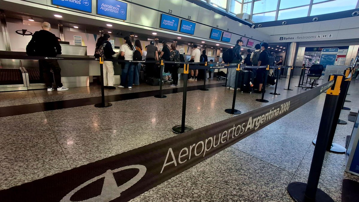 #URGENTE #AHORA comenzó el paro de controladores Aéreos y ya afecta a vuelos en el aeropuerto Taravella de Córdoba "la medida seguirá hasta la semana que viene" Habló uno de los delegados confirmando que el reclamo es por despidos y paritarias. Movil <a href="/radiomitrecba/">Radio Mitre Córdoba</a>.