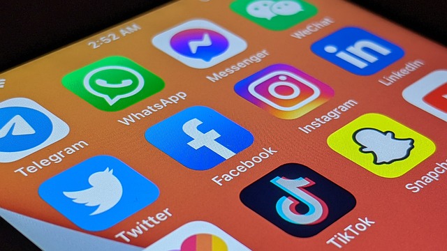 Para poder llegar cada vez más lejos y que nuestro mensaje resuene a todos los colectivos, estamos presentes en las Redes Sociales más populares sin miedo a la censura. 🙊
También estamos en Instagram, WhatsApp, YouTube y muchas más...

👉🏼 Descúbrelas aquí dulcerevolucion.com/ubicacion-y-of…