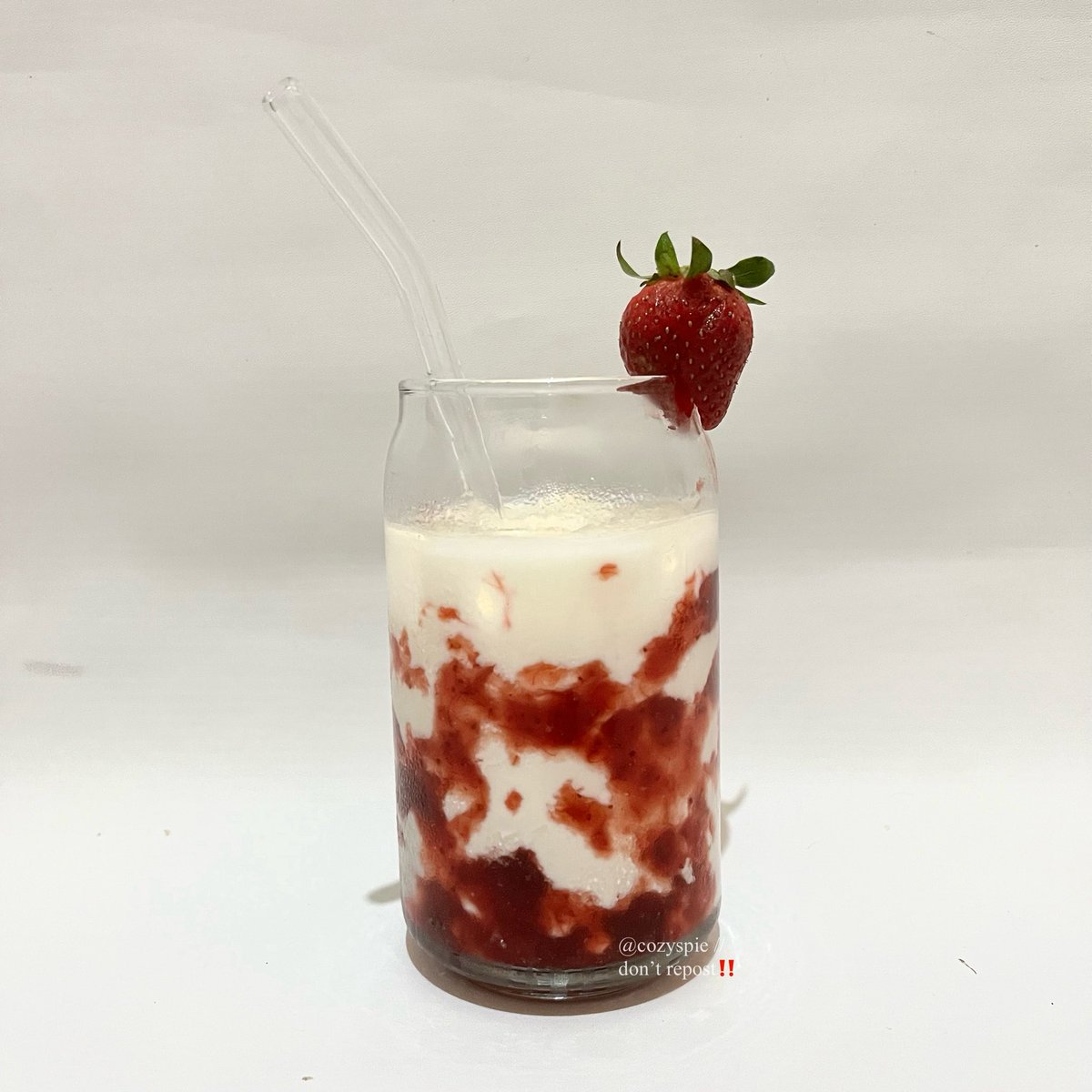 MILK + STRAWBERRY JAM… such a PERFECT COMBO🍓🥛