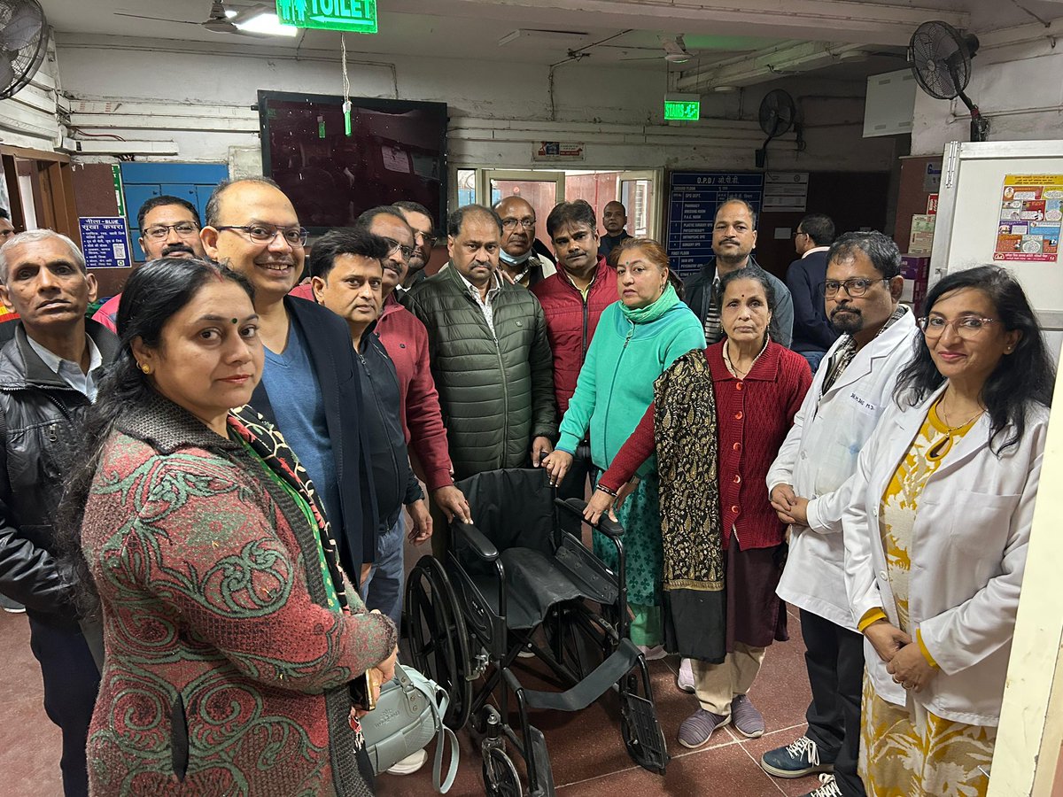 shyamsharma4bjp's tweet image. आज डीडीयू अस्पताल में बढ़ती ठंड को देखते हुए जरूरतमंदों के साथ-साथ दिन-रात सेवा में जुटे अस्पताल के कर्मियों के बीच कंबल वितरण कार्यक्रम में शामिल हुआ।

किसी भी नागरिक या सेवा योद्धा को ठंड से जूझना न पड़े, यही मेरी प्राथमिकता और प्रतिबद्धता है।

#MLAShyamSharma #BJP #HariNagar