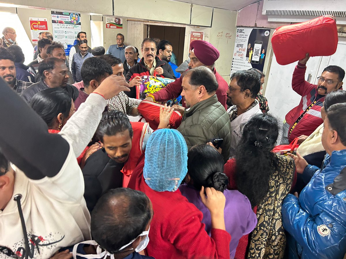 shyamsharma4bjp's tweet image. आज डीडीयू अस्पताल में बढ़ती ठंड को देखते हुए जरूरतमंदों के साथ-साथ दिन-रात सेवा में जुटे अस्पताल के कर्मियों के बीच कंबल वितरण कार्यक्रम में शामिल हुआ।

किसी भी नागरिक या सेवा योद्धा को ठंड से जूझना न पड़े, यही मेरी प्राथमिकता और प्रतिबद्धता है।

#MLAShyamSharma #BJP #HariNagar