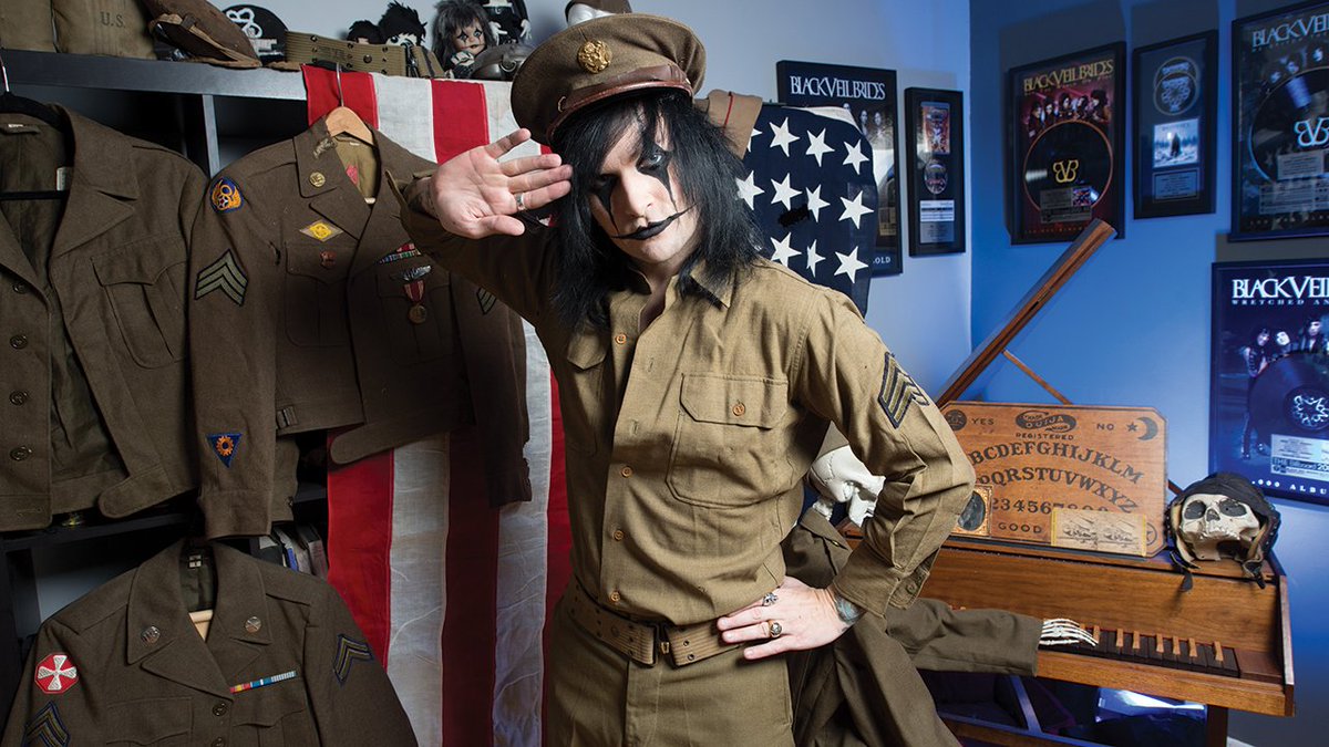 acerv0bvb's tweet image. Eu não lembrava dessa foto do Jinxx com sua coleção militar kkkkk - 🐶