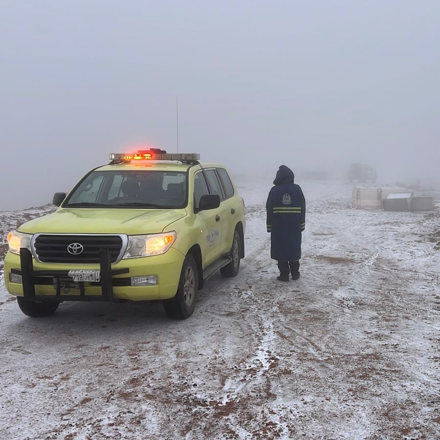 الدفاع المدني في تبوك يعزز إجراءات السلامة إثر تساقط الثلوج على #جبل_اللوز 