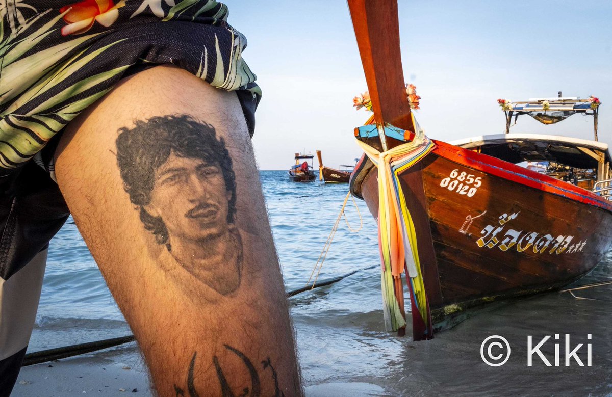 𝐌𝐚́𝐠𝐢𝐜𝐨 𝐭𝐚𝐦𝐛𝐢𝐞́𝐧 𝐩𝐫𝐨𝐭𝐞𝐠𝐞
En Tailandia, el tatuaje no es estar marcado para toda la vida: es fe, memoria y protección. Hasta su Rey lleva el cuerpo tatuado.
Por eso no me sorprendió encontrar, en una playa tailandesa, el rostro del mejor jugador del mundo.